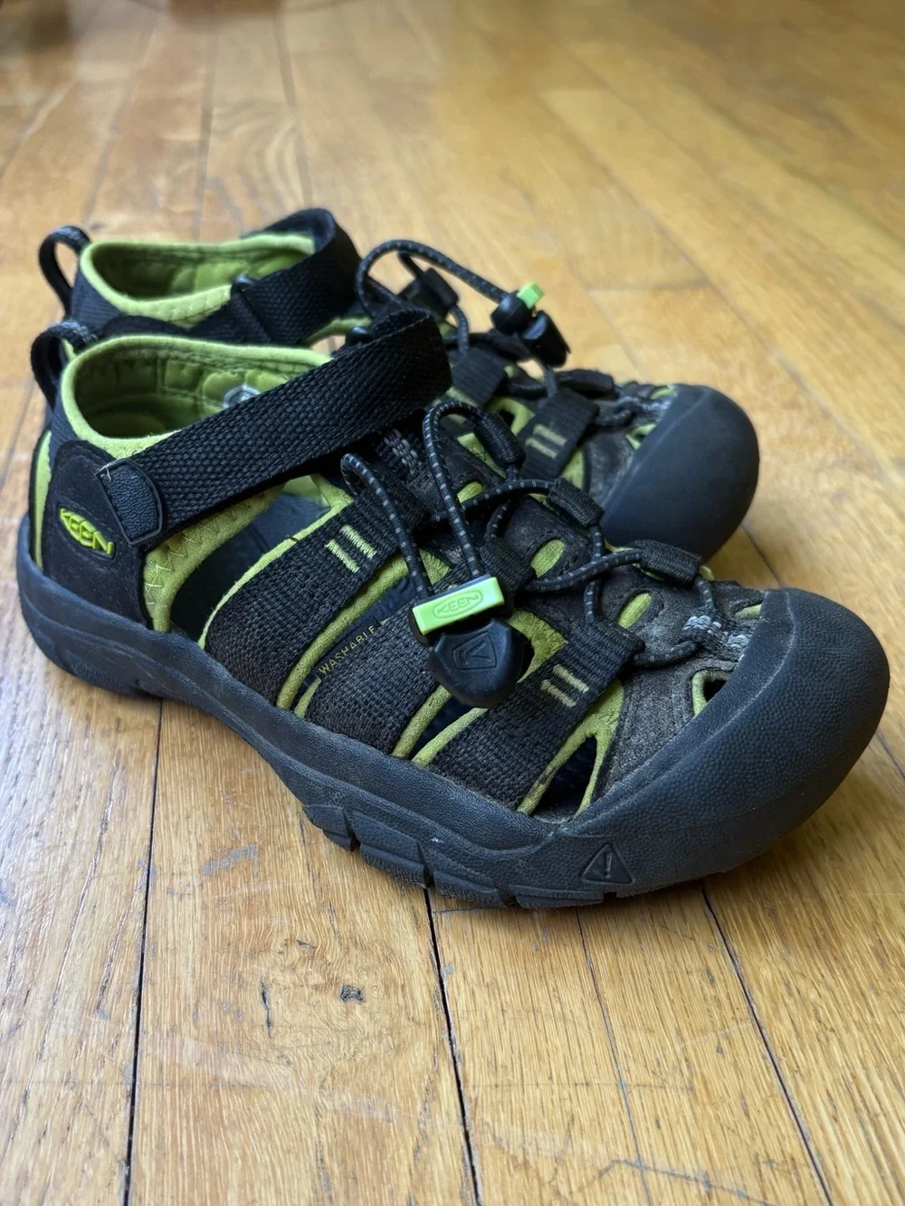Keen Kids Newport H2 Black and Green Closed-Toe Water Sandals